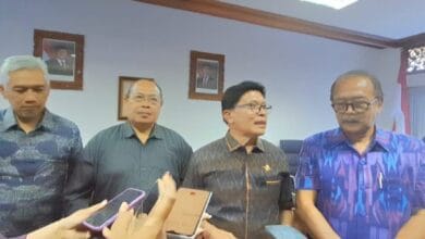 Guru Besar Universitas Udayana, Prof. Dr. Ir. Putu Rumawan Salain, M.Si.,(pojok kanan) bersama ketua Pansus TRAP DPRD Bali Dr.(c) I Made Supartha S.H.,M.H., (no3 dari Kanan ) di kantor DPRD Bali