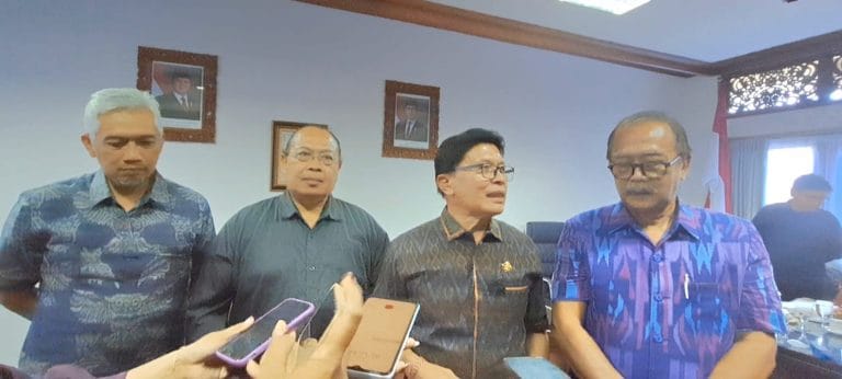 Guru Besar Universitas Udayana, Prof. Dr. Ir. Putu Rumawan Salain, M.Si.,(pojok kanan) bersama ketua Pansus TRAP DPRD Bali Dr.(c) I Made Supartha S.H.,M.H., (no3 dari Kanan ) di kantor DPRD Bali
