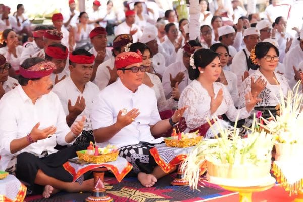 Bupati Sanjaya bersama Wabup Made Dirga dan jajaran mendoakan keselamatan seluruh masuyarakat Tabanan saat cuaca ekstrem sasih kaulu