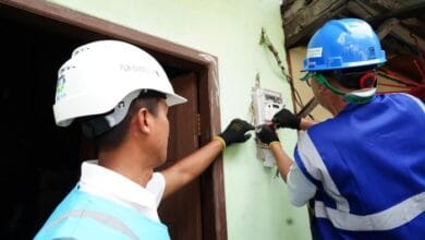 Ilustrasi petugas memasang kWh pada pelanggan