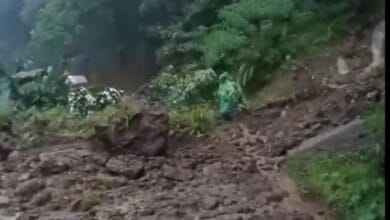 Jalan Antosari Pupuan tertutup longsor