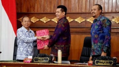 Ketua DPRD Provinsi Bali Dewa Made Mahayadnya menyerahkan pandangan umum fraksi terkait Ranperda penambahan penyertaan modal di PT. Bank BPD Bali kepada Gubernur Wayan Koster