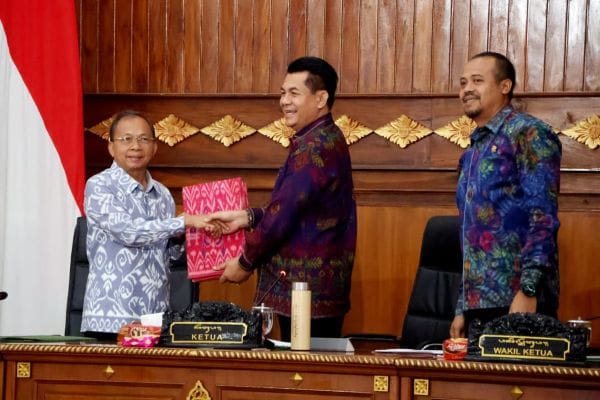 Ketua DPRD Provinsi Bali Dewa Made Mahayadnya menyerahkan pandangan umum fraksi terkait Ranperda penambahan penyertaan modal di PT. Bank BPD Bali kepada Gubernur Wayan Koster