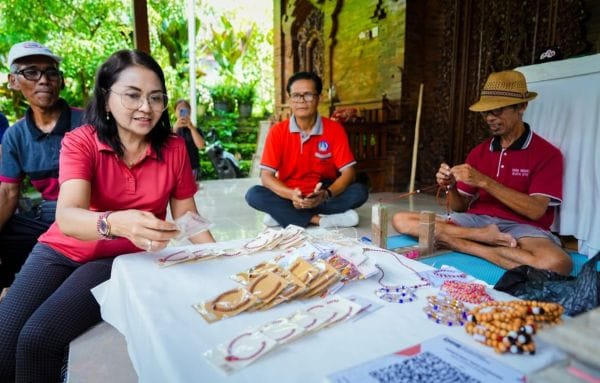 Ketua TP. PKK Kabupaten Badung, Nyonya Rasniathi Adi Arnawa, melaksanakan Safari Badung Peduli di Desa Buduk, Kecamatan Mengwi