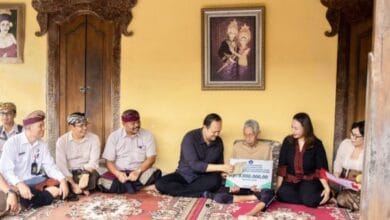 Wabup Bagus Alit Sucipta dan Nyonya Yunita Alit Sucipta saat menyerahkan secara simbolis penghargaan akta kelahiran kepada I Made Geledeh (101 tahun), warga Banjar Keranjung Bakti, Desa Sembung, Kecamatan Mengw