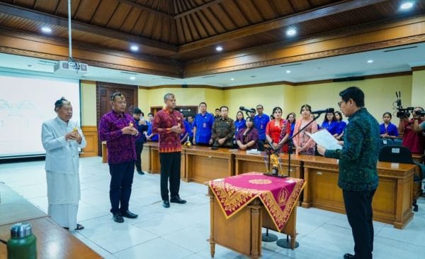 Bupati Wayan Adi Arnawa dan Wabup Bagus Alit Sucipta mengambil sumpah jabatan dan melantik Direksi Perumda Pasar dan Pangan Mangu Giri Sedana Kabupaten Badung periode 2026-2031, di Ruang Kriya Gosana, Puspem Badung