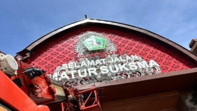 Perbaikan satu panel yang rusak di Gapura pintu masuk Tabanan dari arah Jembrana