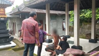 Petugas Polsek Selemadeg dan transtib mengamankan ODGJ yang mengamuk di rumahnya