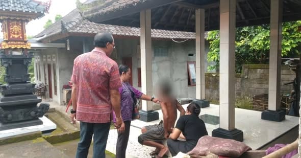 Petugas Polsek Selemadeg dan transtib mengamankan ODGJ yang mengamuk di rumahnya