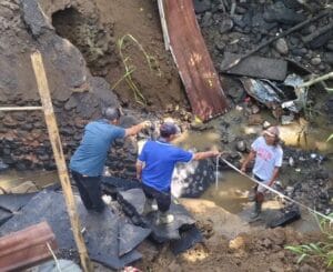 Petugas saat mengecek jembatan Poyan yang putus untuk segera mendapatkan penanganan