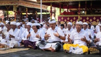 Prosesi upacara ngajum yaitu madengan-dengan dan ngias ida bhatara di Pura Petitenget, Kerobokan, Kuta Utara