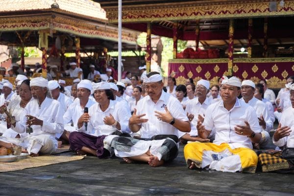 Prosesi upacara ngajum yaitu madengan-dengan dan ngias ida bhatara di Pura Petitenget, Kerobokan, Kuta Utara