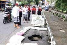 Wabup I Made Dirga saat meninjau jalan Pahlawan jebol di dekat Pura Dalem Desa Adat Kota Tabanan