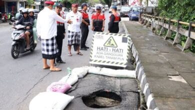 Wabup I Made Dirga saat meninjau jalan Pahlawan jebol di dekat Pura Dalem Desa Adat Kota Tabanan