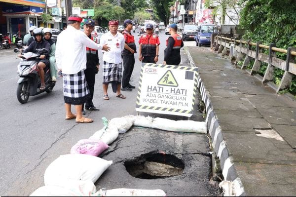 Wabup I Made Dirga saat meninjau jalan Pahlawan jebol di dekat Pura Dalem Desa Adat Kota Tabanan
