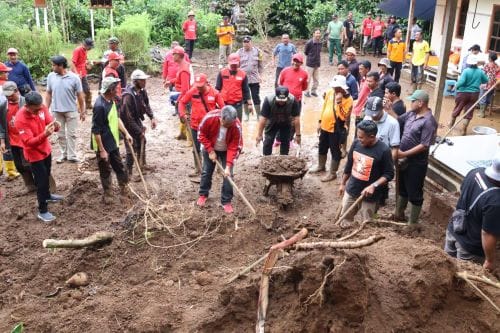 Wabup Made Pemkab TabananDirga ikut gotong royong membersihkan tanah di halkaman rumah warga di Pujungan, Pupuan