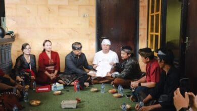 Wakil Bupati Badung, Bagus Alit Sucipta, bersama Nyonya Yunita Alit Sucipta melayat dan menyerahkan penghargaan tertib administrasi kepada ahli waris di rumah duka Banjar Jeroan, Sading, Mengwi, Badung