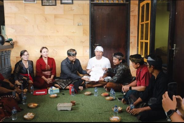 Wakil Bupati Badung, Bagus Alit Sucipta, bersama Nyonya Yunita Alit Sucipta melayat dan menyerahkan penghargaan tertib administrasi kepada ahli waris di rumah duka Banjar Jeroan, Sading, Mengwi, Badung