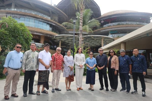 Wali Kota Denpasar I Gusti Ngurah Jaya Negara mendampingi Menteri Pariwisata RI Widiyanti Putri Wardhana dalam kunjungan di Sanur