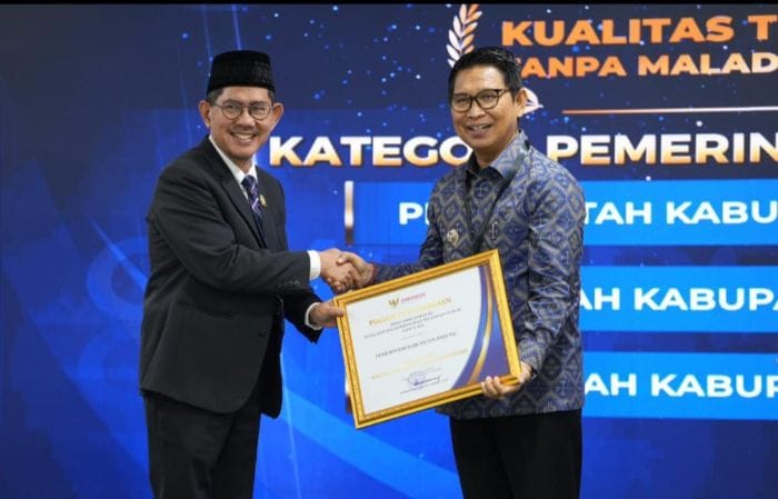 Bupati Wayan Adi Arnawa menerima Penghargaan Opini Kualitas Tertinggi Tanpa Maladministrasi RI yang diserahkan langsung oleh Wakil Ketua Ombudsman RI, Bobby Hamzar Rafinus, di Kantor Ombudsman RI, Jakarta Selatan