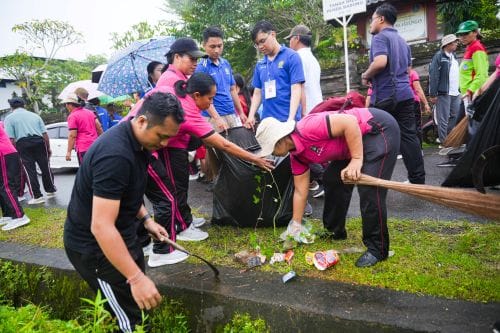 Aksi bersih sampah plastik dalam rangka Hari Peduli Sampah Nasional di wilayah Banjar Angkeb Canging dan sekitarnya