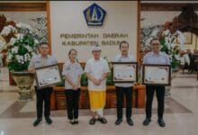 Bupati Adi Arnawa saat menerima penghargaan yang diraih 3 OPD di Pemkab Badung sebagai Wilayah Birokrasi Bersih dan Melayani dari KemenPAN-RB