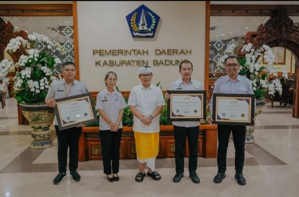 Bupati Adi Arnawa saat menerima penghargaan yang diraih 3 OPD di Pemkab Badung sebagai Wilayah Birokrasi Bersih dan Melayani dari KemenPAN-RB