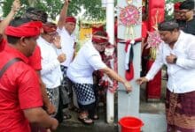 Bupati Sanjaya meresmikan Tower Air Bersih Toya Beji Abianlalang di Banjar Abianlalang, Desa Wanasari, ditandai dengan pembukaan kran pertama