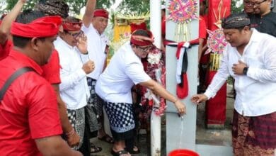 Bupati Sanjaya meresmikan Tower Air Bersih Toya Beji Abianlalang di Banjar Abianlalang, Desa Wanasari, ditandai dengan pembukaan kran pertama