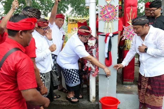 Bupati Sanjaya meresmikan Tower Air Bersih Toya Beji Abianlalang di Banjar Abianlalang, Desa Wanasari, ditandai dengan pembukaan kran pertama