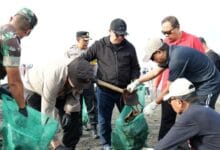 Bupati Sanjaya pimpin aksi kurve bersih-bersih di pantai Yeh Gangga