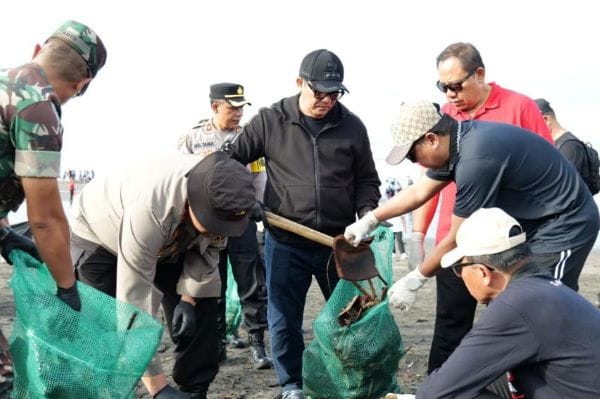 Bupati Sanjaya pimpin aksi kurve bersih-bersih di pantai Yeh Gangga