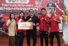 Bupati Tabanan, I Komang Gede Sanjaya Menyerahkan Penghargaan Kepada Atlet dan Pelatih Kontingen Tabanan pada Provprov 2025