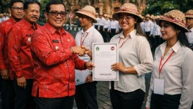 Bupati Tabanan saat menyerahkan SK kepada tenaga PPPK Paruh Waktu beberapa waktu lalu