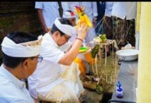 Bupati Wayan Adi Arnawa didampingi Nyonya Rasniathi Adi Arnawa saat mendem pedagingan di Pelinggih Puseh Meru Tumpang Pitu, di Pura Desa dan Puseh, Desa Adat Blahkiuh, Kecamatan Abiansemal