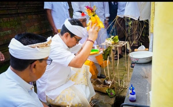 Bupati Wayan Adi Arnawa didampingi Nyonya Rasniathi Adi Arnawa saat mendem pedagingan di Pelinggih Puseh Meru Tumpang Pitu, di Pura Desa dan Puseh, Desa Adat Blahkiuh, Kecamatan Abiansemal