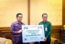 Bupati Wayan Adi Arnawa menerima secara simbolis Dividen dari Direktur Utama PT. Bank BPD Bali I Nyoman Sudharma di Puspem Badung