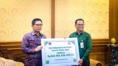 Bupati Wayan Adi Arnawa menerima secara simbolis Dividen dari Direktur Utama PT. Bank BPD Bali I Nyoman Sudharma di Puspem Badung
