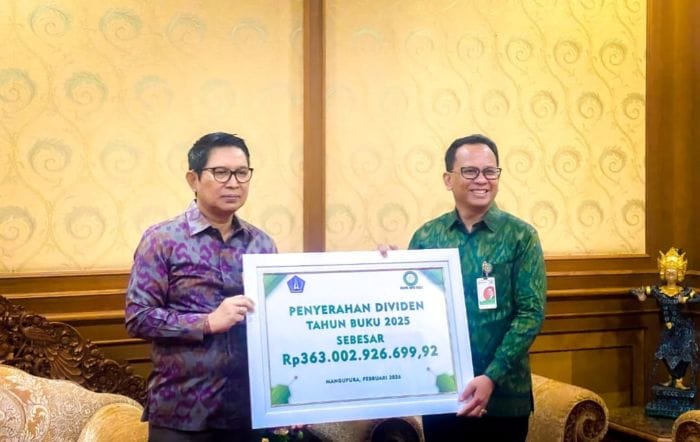 Bupati Wayan Adi Arnawa menerima secara simbolis Dividen dari Direktur Utama PT. Bank BPD Bali I Nyoman Sudharma di Puspem Badung