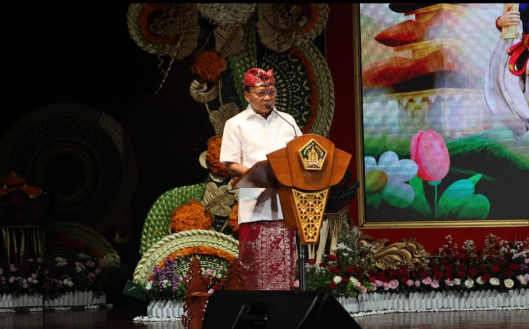 Gubernur Koster saat membuka Bulan Bahasa Bali VIII Tahun 2026 di Gedung Ksirarnawa Taman Budaya Denpasar