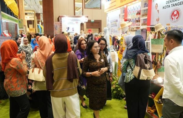 Ketua Dekranasda Badung, Nyonya Rasniathi Adi Arnawa menghadiri pembukaan INACRAFT 2026 di Jakarta International Convention Center
