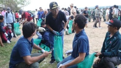 Gubernur Bali Wayan Koster saat mendampingi Menteri Lingkungan Hidup/Kepala BPLH Hanif Faisol Nurofiq dan Menteri Pariwisata RI Widiyanti Putri Wardhana dalam aksi kerja bakti (korve) bersih-bersih sampah laut di Pantai Kedonganan, Kabupaten Badung