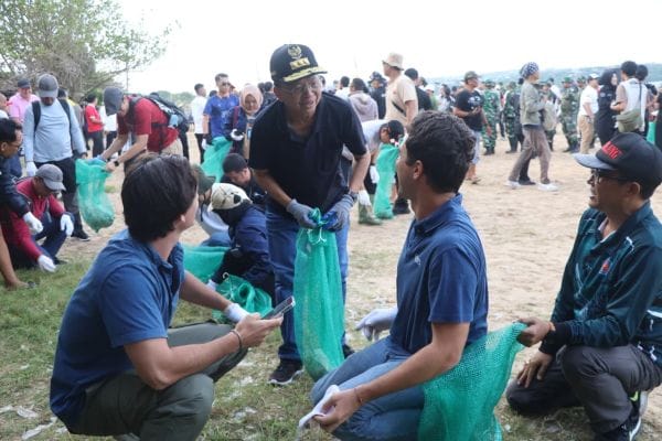 Gubernur Bali Wayan Koster saat mendampingi Menteri Lingkungan Hidup/Kepala BPLH Hanif Faisol Nurofiq dan Menteri Pariwisata RI Widiyanti Putri Wardhana dalam aksi kerja bakti (korve) bersih-bersih sampah laut di Pantai Kedonganan, Kabupaten Badung