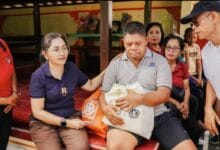 Nyonya Rasniathi Adi Arnawa saat melaksanakan agenda rutin Safari Badung Peduli di Desa Cemagi