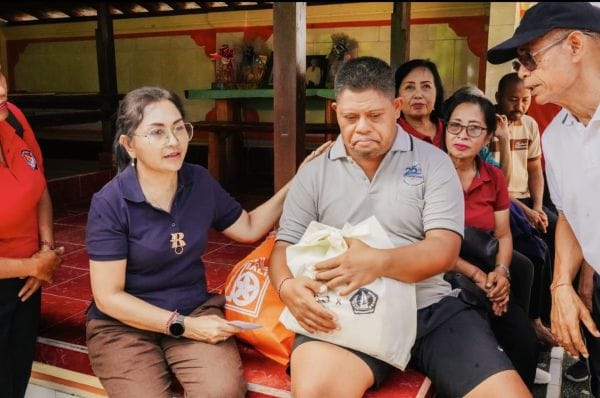 Nyonya Rasniathi Adi Arnawa saat melaksanakan agenda rutin Safari Badung Peduli di Desa Cemagi