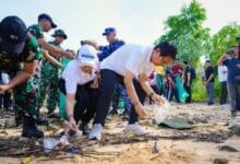 Pemkab Badung berkomitmen jaga kebersihan pesisir pantai di wilayah Kabupaten Badung dengan pembersihan secara rutin di sepanjang garis pantai