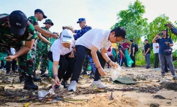Pemkab Badung berkomitmen jaga kebersihan pesisir pantai di wilayah Kabupaten Badung dengan pembersihan secara rutin di sepanjang garis pantai