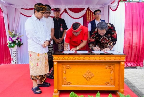 Bupati Wayan Adi Arnawa menghadiri penandatanganan MoU antara Perumda Pasar dan Pangan MGS dengan BUMD Jakarta, serta meninjau mesin penggiling padi di Kantor Unit Pengelolaan Pangan Perumda Pasar dan Pangan MGS