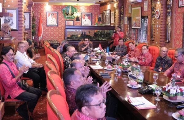 Rapat realisasi program Tabanan Terang dipimpin Bupati Tabanan, I Komang Gede Sanjaya,didampingi Sekda serta Kepala OPD terkait, dan dirangkaikan uji sinar lampu sebagai bagian dari