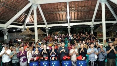 Wabup Bagus Alit Sucipta menghadiri dan memberi arahan saat Sosialisasi Pembuatan Teba Modern di Wantilan Pura Desa Desa Adat Darmasaba